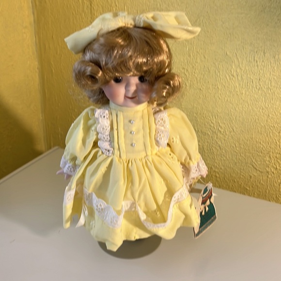 Victoria Ashlea Original Musical Porcelain Doll - Picture 4 of 8